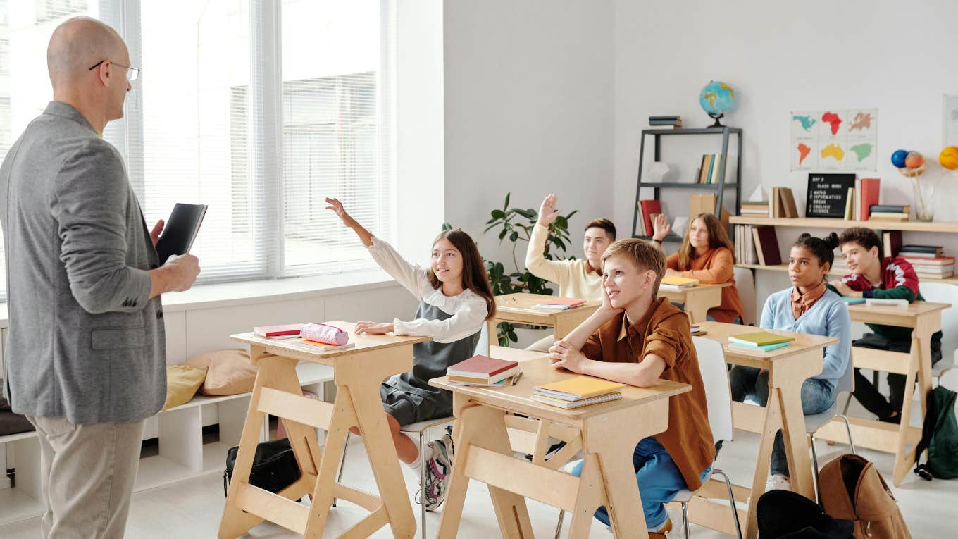 Trainer Instructed He is Complicated Male College students By Giving Make-up And Skincare As Classroom Prizes