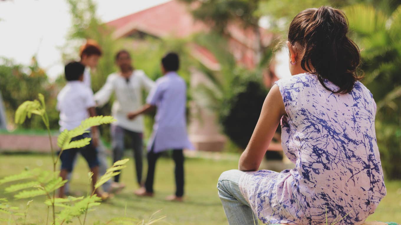 Mother Is Heartbroken That Her Daughter Is Being Ignored By The Women In Her Class