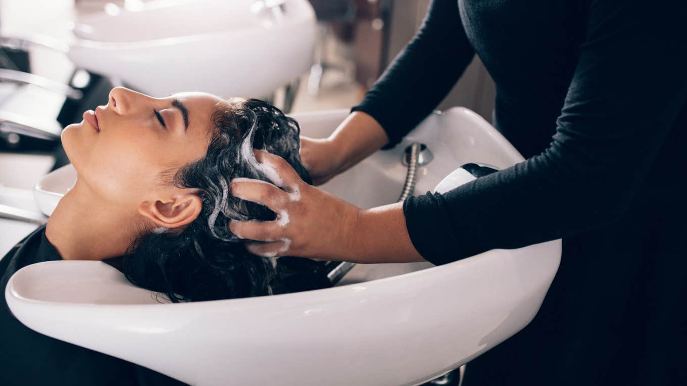 Girl Goes To The Salon And Will get Her Hair Washed By An Imposter