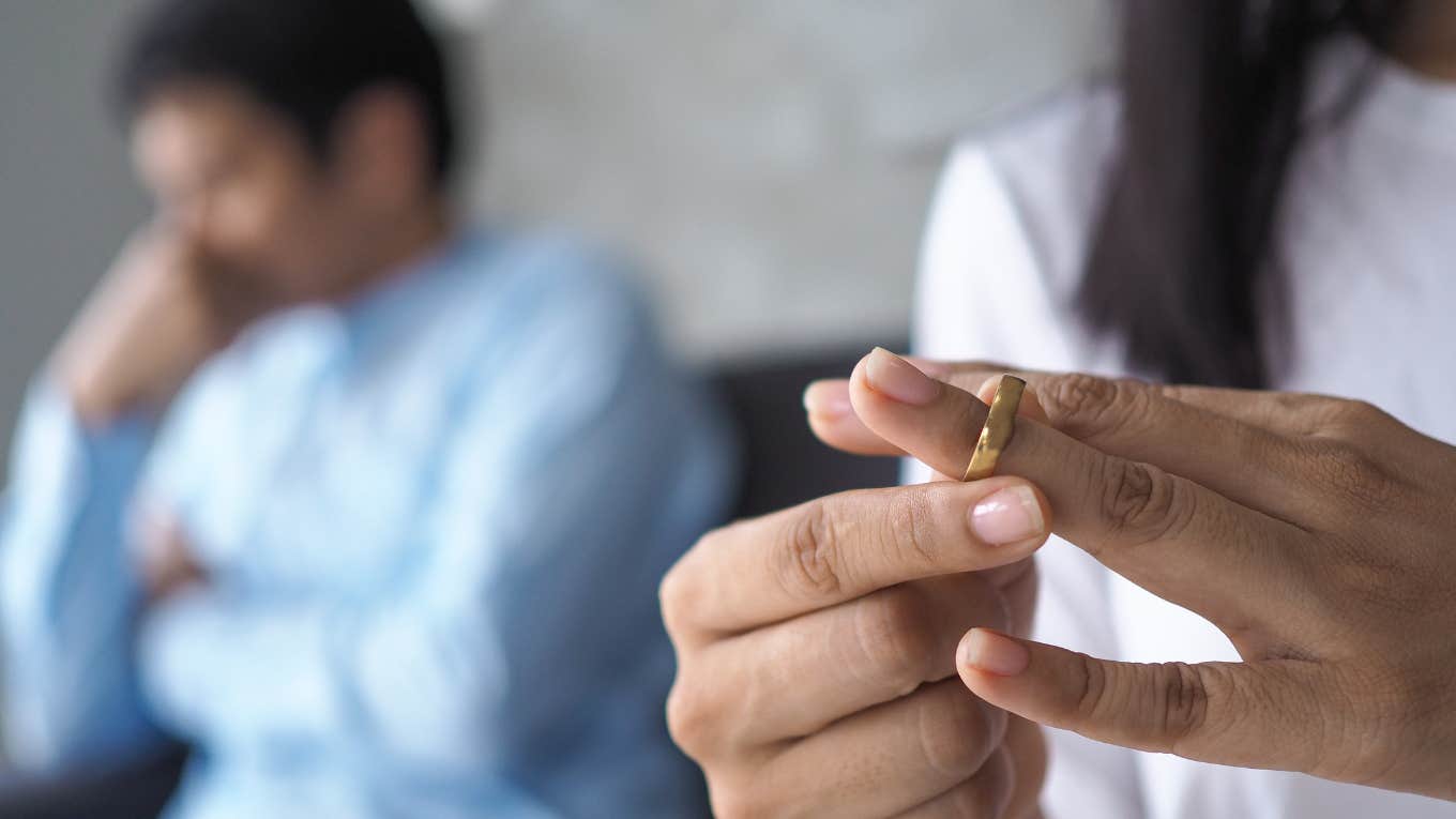 Bride Calls Off The Wedding ceremony After Her Fiancé Refuses To Stand Up To His Overbearing Mom